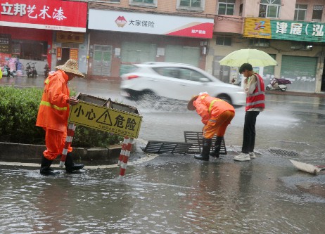 2【标题】大朗各部门持续做好强降雨防御应对工作 (5)~1.jpg